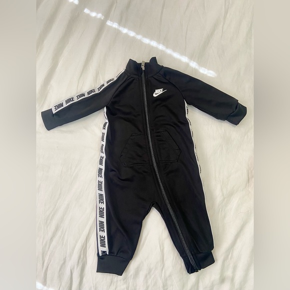 ✔️Nike✔️ Infant Baby Gender Neutral Black Zip Up Bodysuit 6M - Picture 8 of 8